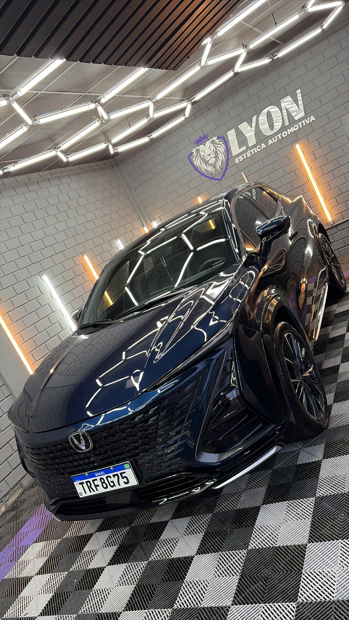 Veículo finalizado na Lyon Estética Automotiva exibindo reflexo perfeito e logo ao fundo